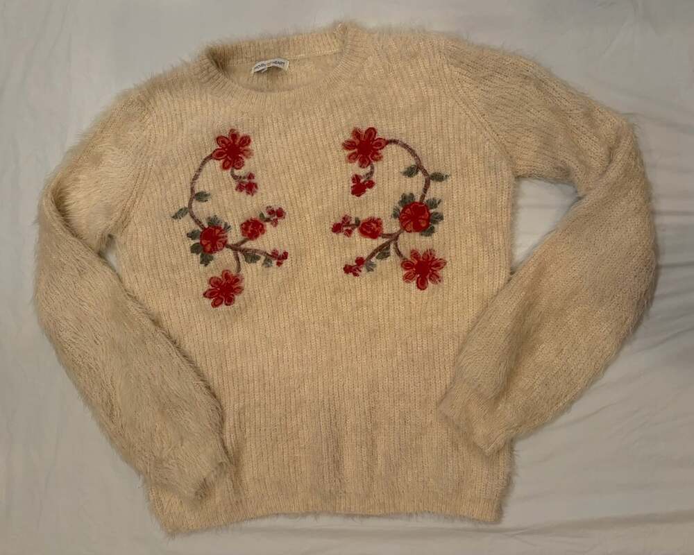 Woven Heart Sweater Women’s Size L Tan Eyelash Red Floral Embroidery